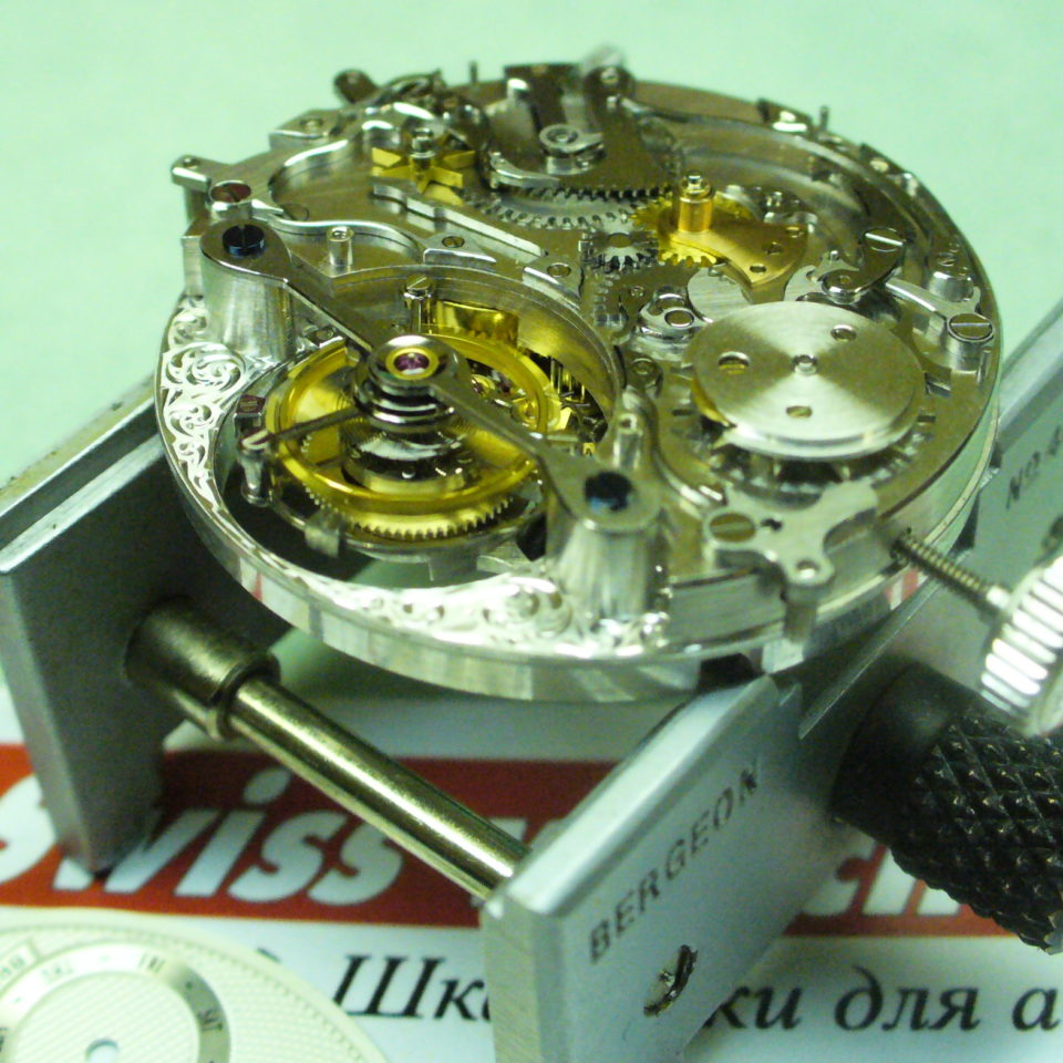 механізм годинника з турбійоном