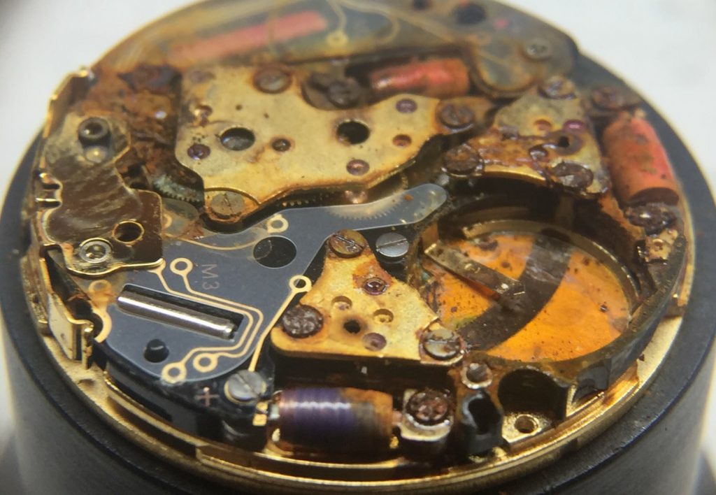 Пошкоджений механізм кварцевого годинника