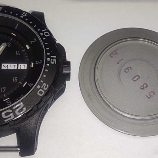 Заміна батарейки в Traser, деталі корпуса.